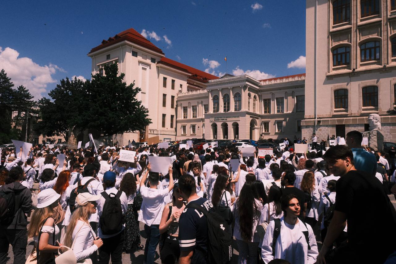 Peste 1000 de studenți au protestat în fața UMF Iași: urmează boicotarea admiterii și grevă în toamnă